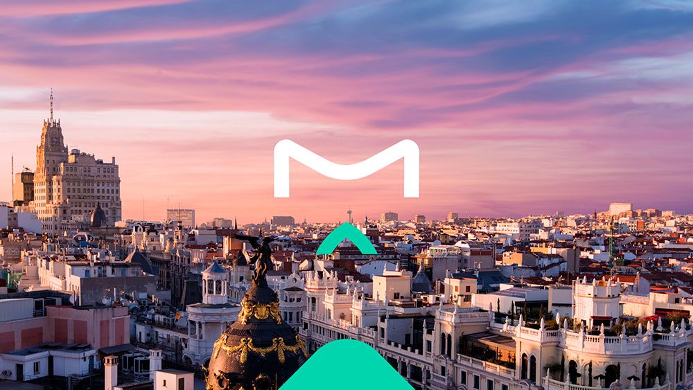 Logo de Avalmadrid con Madrid de fondo