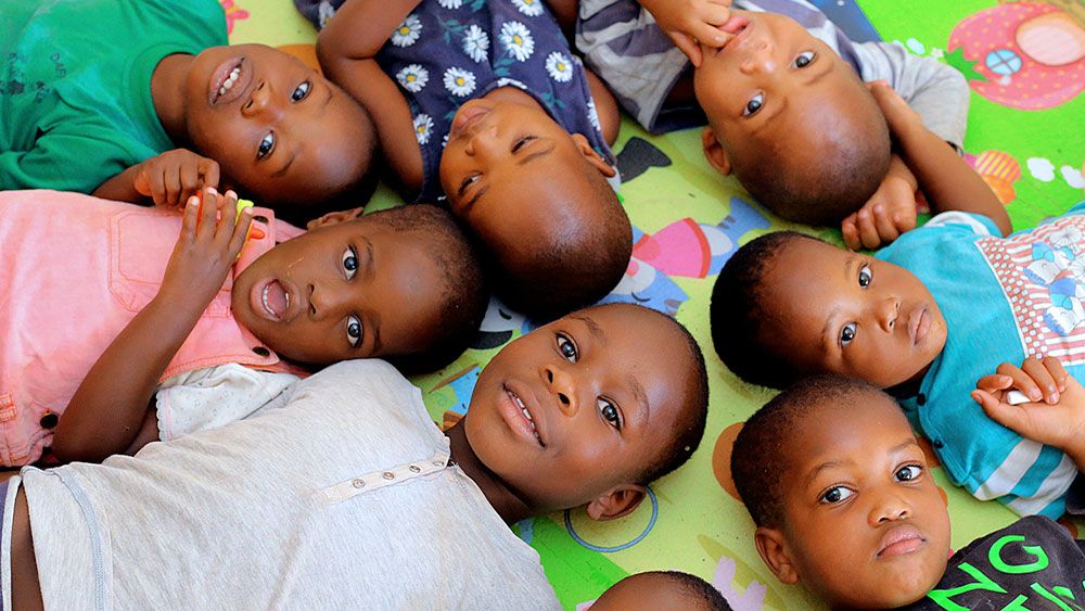 Foto de grupo de niños pequeños de la organización Babies Uganda