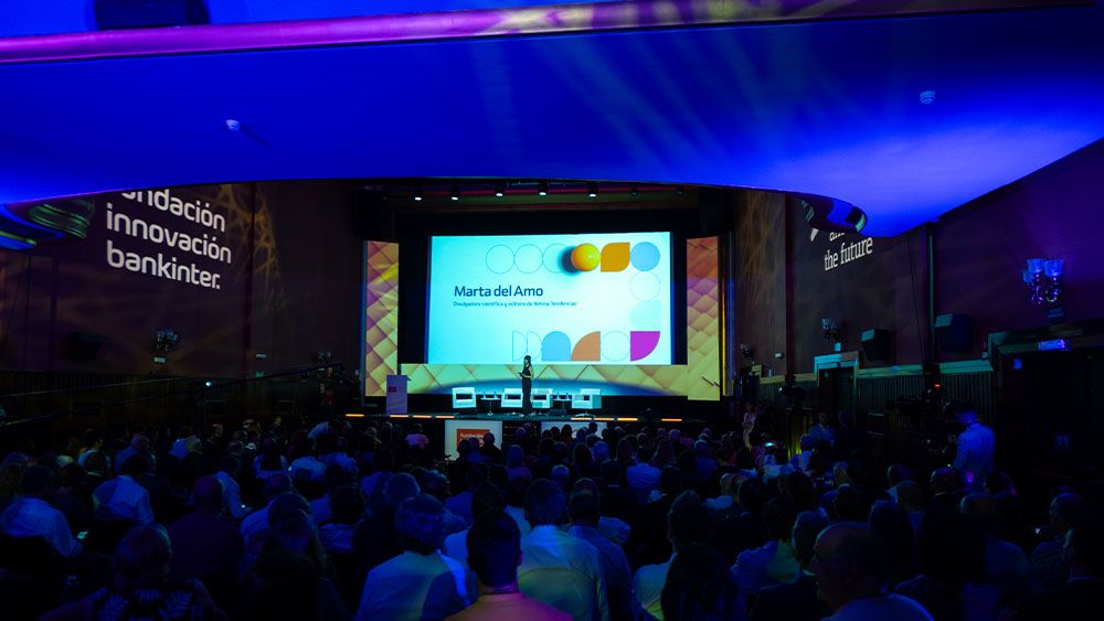 Evento Bankinter ponente en una sala con una pantalla de fondo