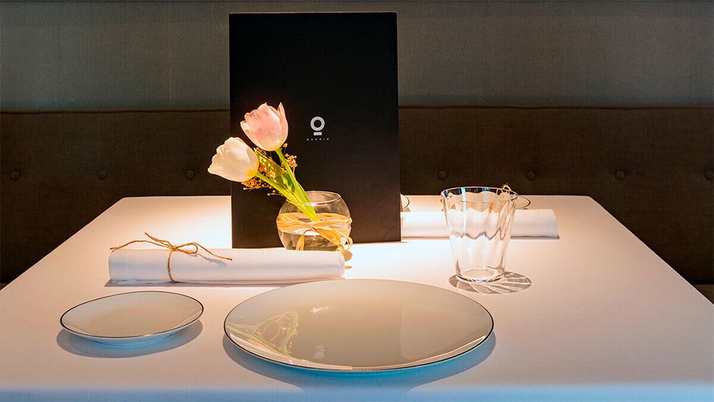mesa con platos y flores restaurante CLOS
