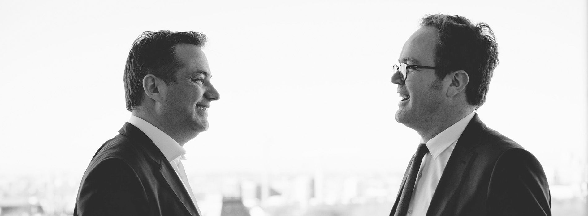 Foto en blanco y negro de dos miembros de Ergon hablando