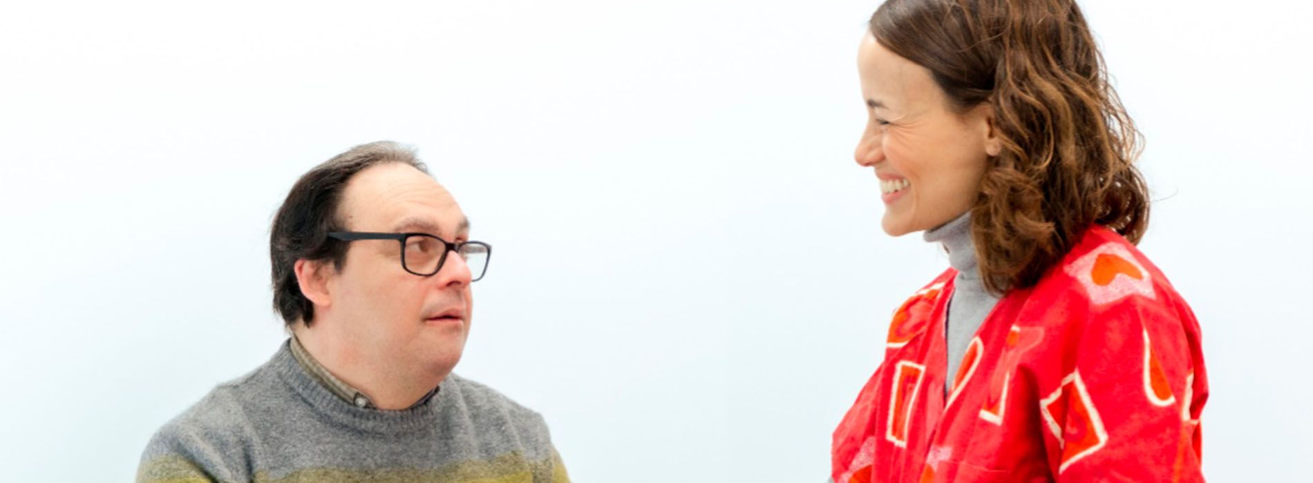 Foto de dos personas de la Fundación Jérôme Lejeune