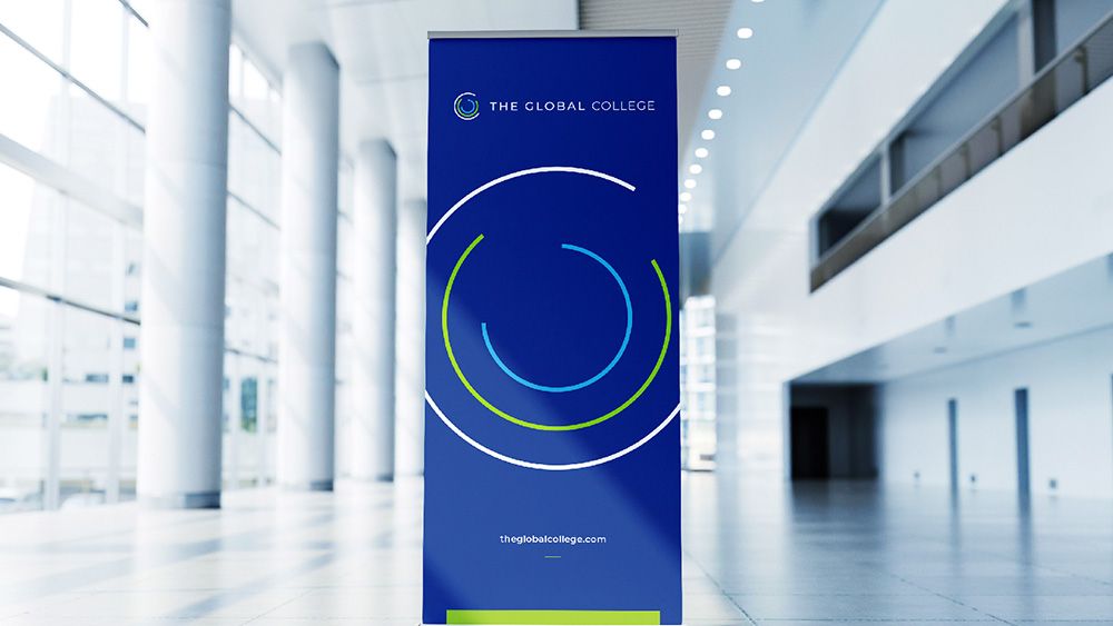 Mockup de un rollup de The Global College