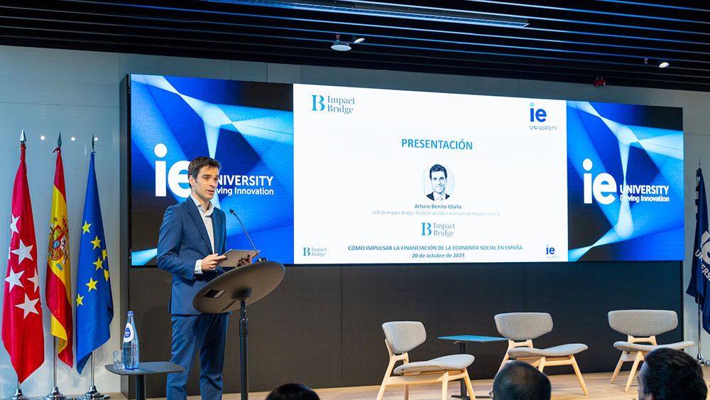 Ponente exponiendo en IE universidad el reporte de sostenibilidad Impact Bridge 2023