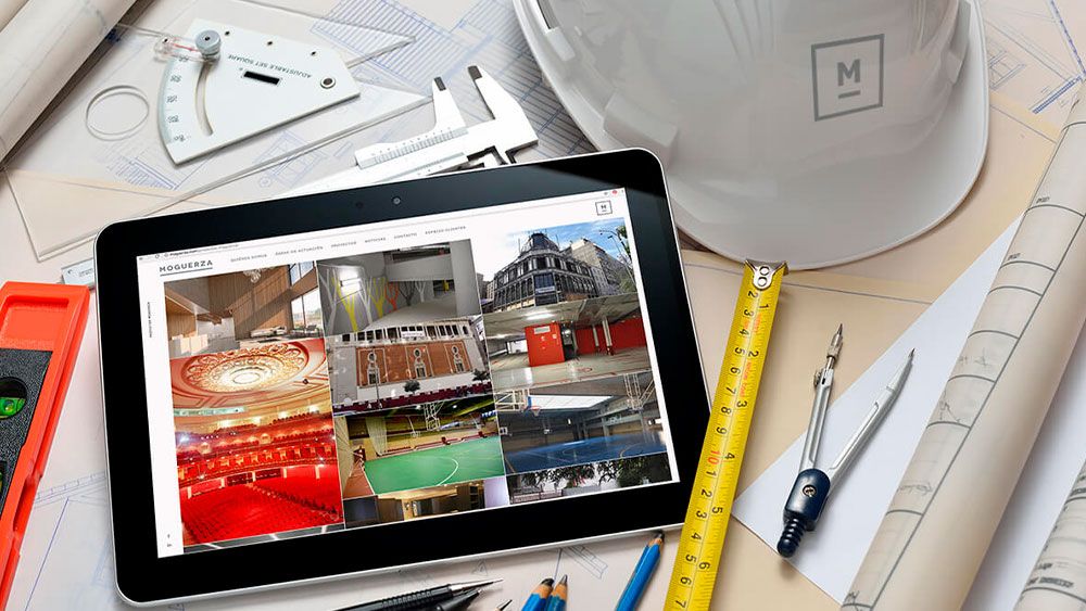 mockup tablet moguerza con casco de obra