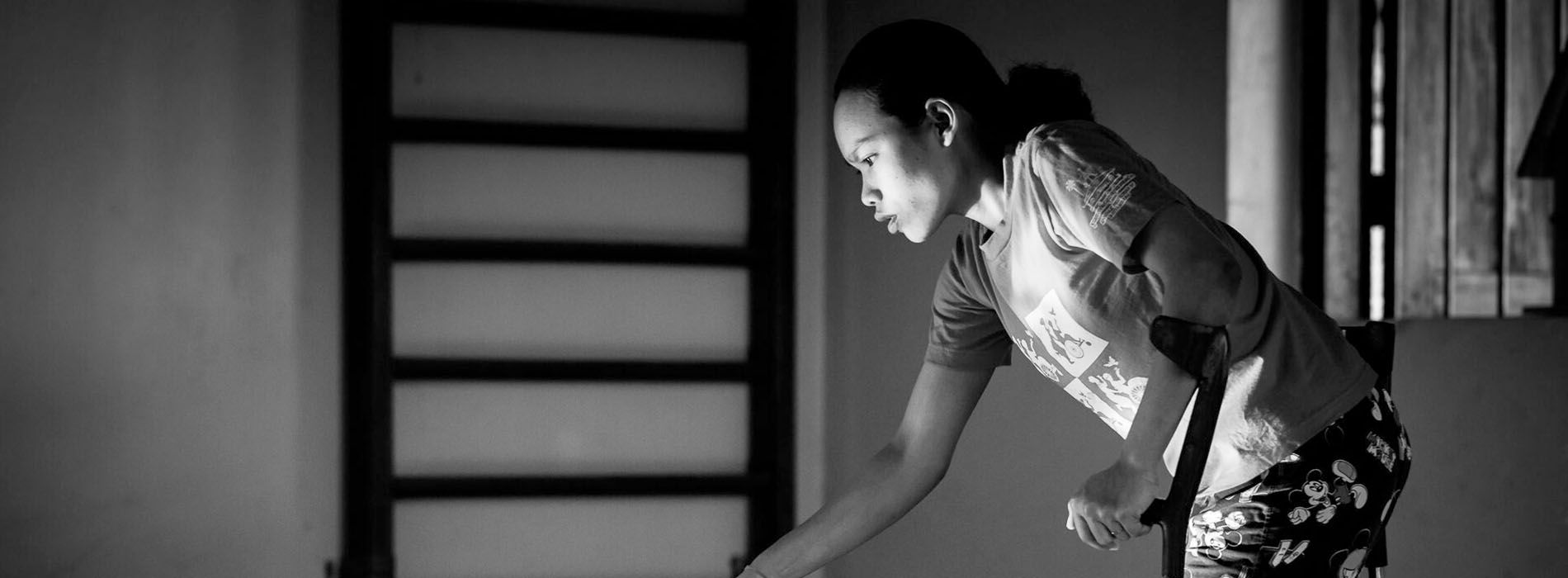 Foto en blanco y negro de una niña de SAUCE