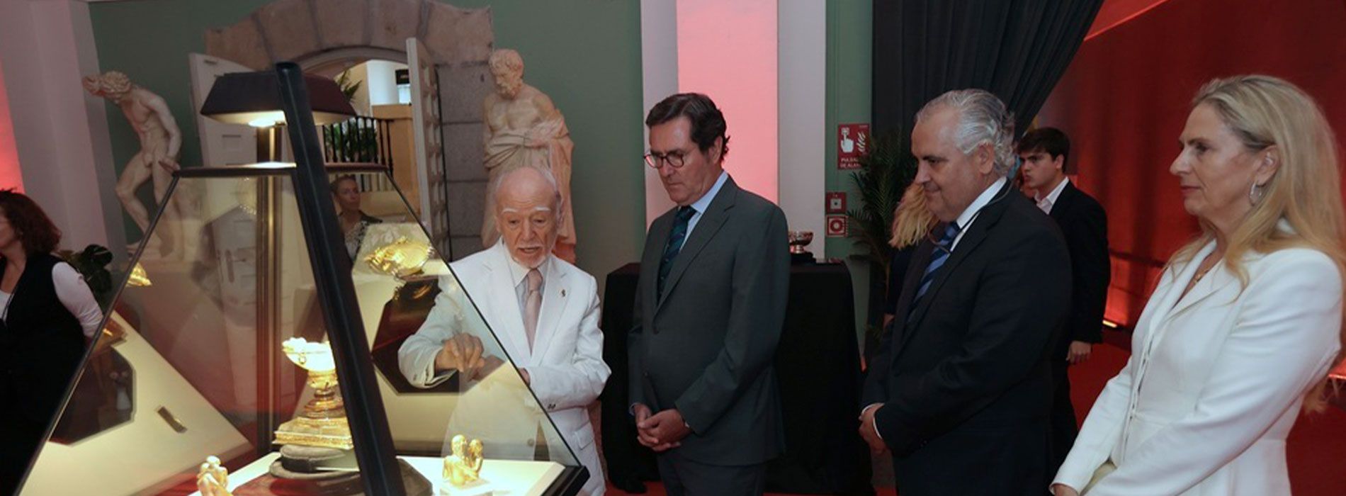Familia Yanes mostrando las piezas de joyería