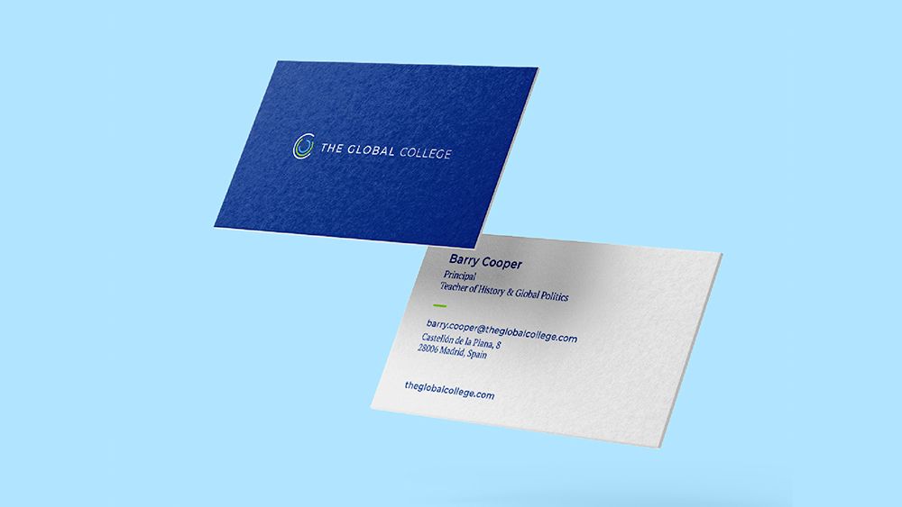Tarjetas de visita de The Global College con fondo azul claro