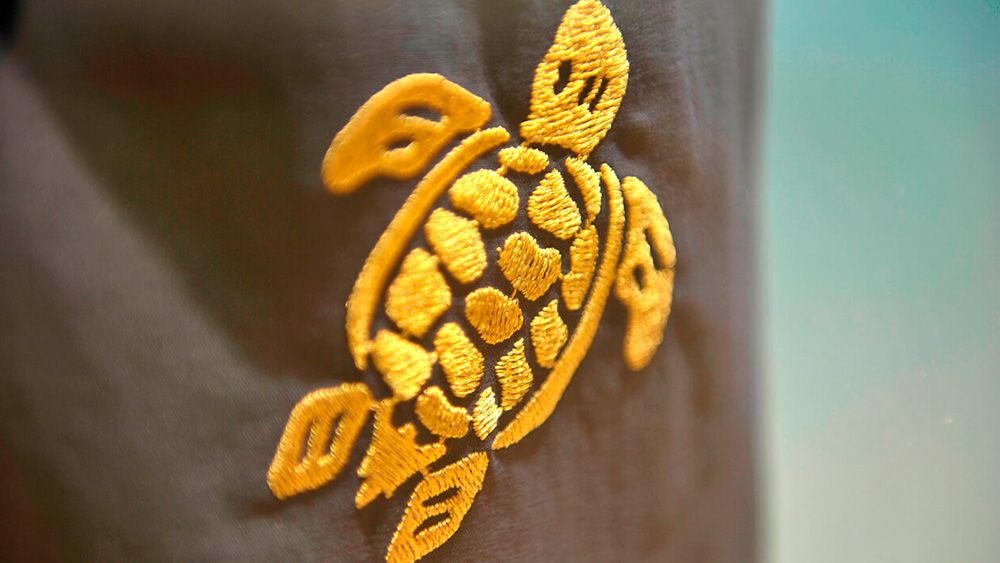 tortuga logo bordada de Vilebrequin